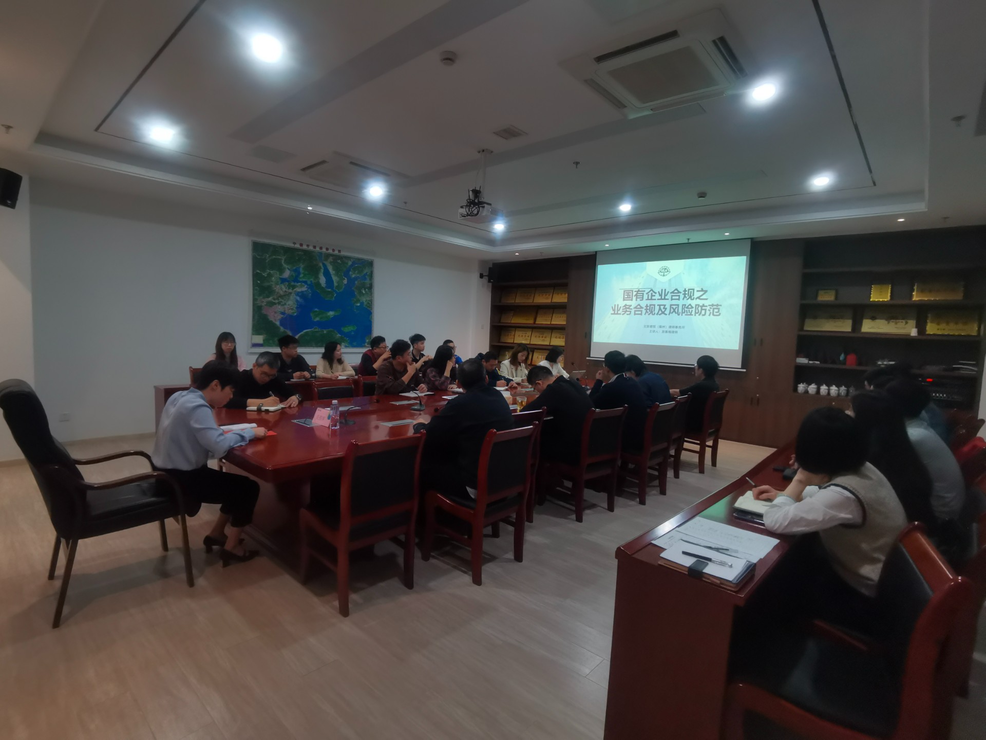 合規講堂第一課——市交投物流集團開(kāi)展國企業(yè)務(wù)合規及風(fēng)險防范培訓，劉招蕊拍攝.jpg