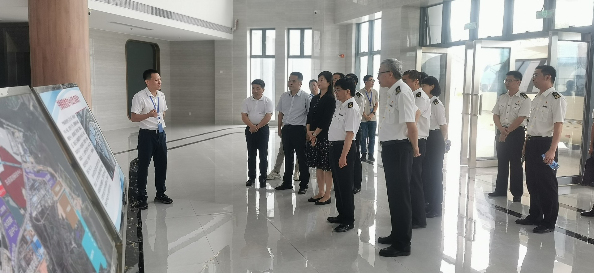 海關(guān)總署自貿司司長(cháng)潘城一行蒞臨寧德國際物流中心項目調研，周桂芳拍攝1.jpg