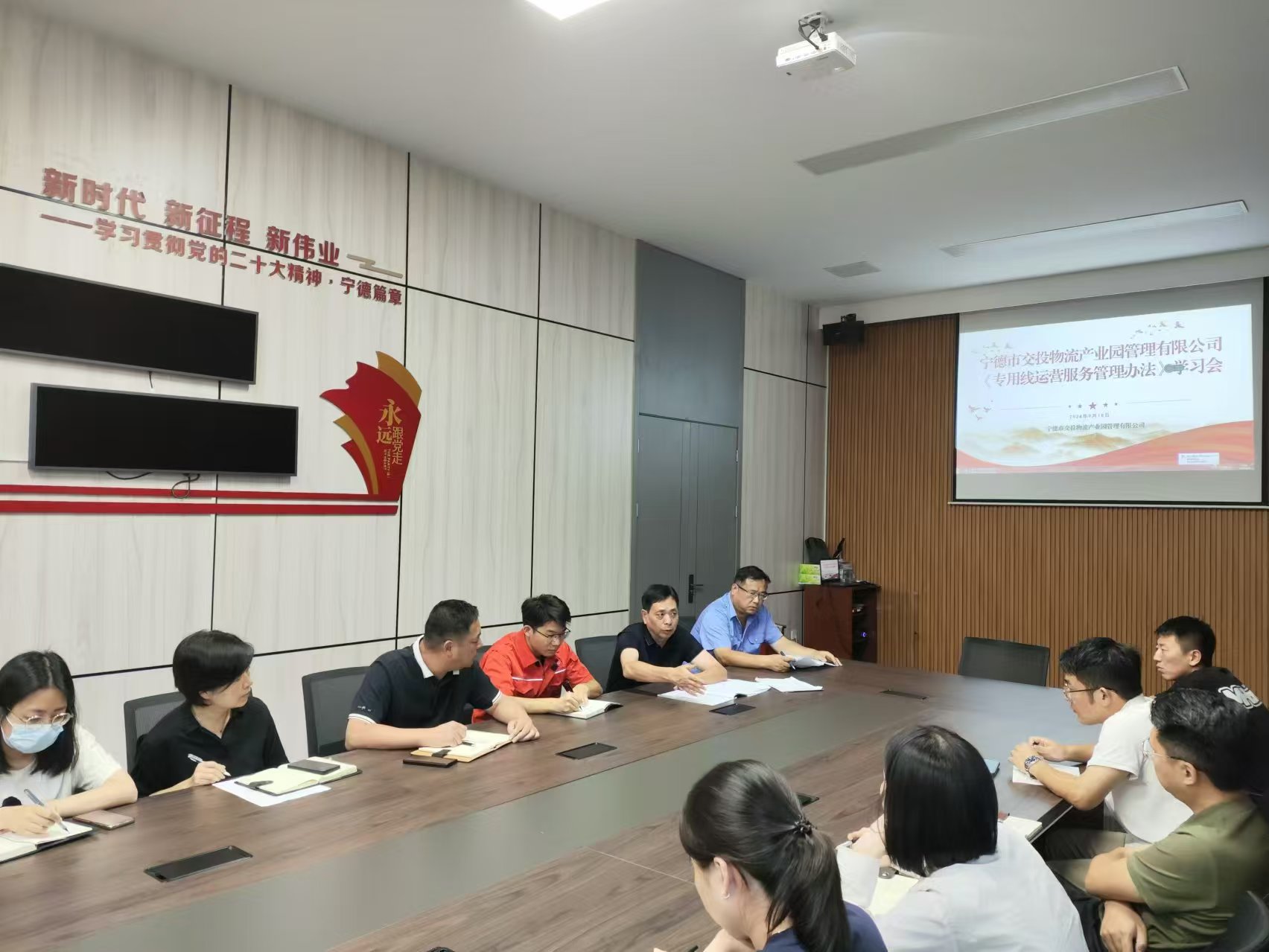 福州鐵路物流中心寧德鐵路物流營(yíng)業(yè)部領(lǐng)導深入寧德陸港開(kāi)展愛(ài)車(chē)宣傳活動(dòng)，張長(cháng)明拍攝.jpg