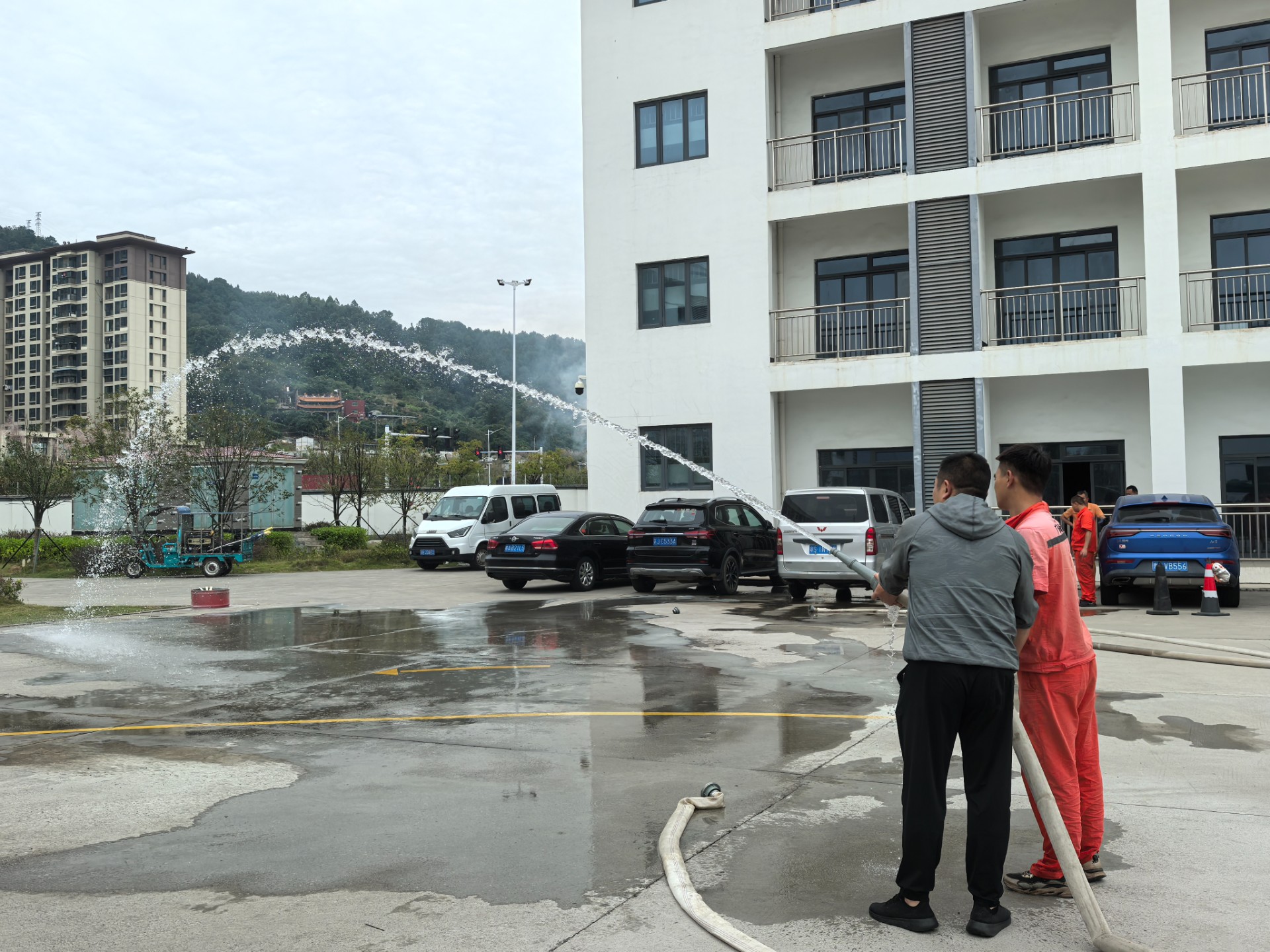 寧德陸港開(kāi)展“119消防安全日”應急演練活動(dòng)，周明組拍攝3.jpg